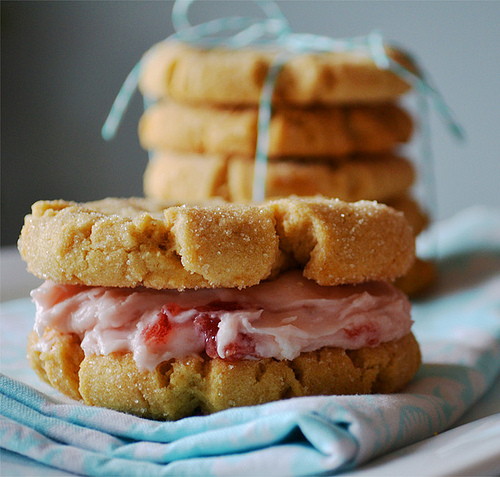 jam sandwich cookie